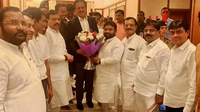 मुख्यमंत्री एकनाथ शिंदे यांची माजी आमदार सुधाकर भालेराव यांनी मुंबई येथे घेतली भेट