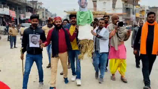 डुमरियागंज मंदिर चौराहे पर भाजपा युवा नेताओं ने स्वामी प्रसाद मौर्या के पुतले कि निकली शव यात्रा जलाया पुतला