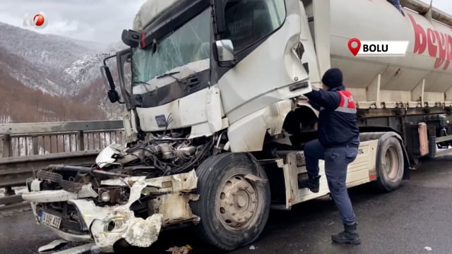 Görenler Şaşkına Döndü, Kamyonun Kabini Bir Buçuk Metre Geriye Kaydı