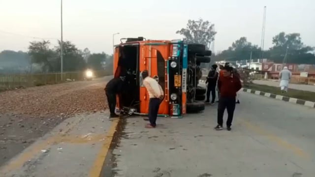मालवाहक दूसरी लेन में जाकर पल्टा, चालक खलासी की बची जान
