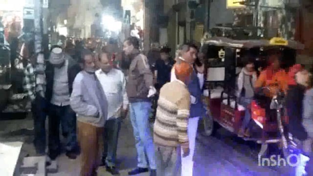 वृंदावन के सीएफसी चौराहे के समीप व्यस्ततम इलाके में खाना बनाते समय सिलेंडर में लगी आग मचा हड़कंप