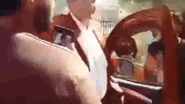 कार सवार युवक को लाठी-डंडों  लात घुसा से पिटाई का वीडियो हुआ सोशल मीडिया पर वायरल वृंदावन  पुलिस लगी मामले की जांच में