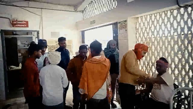 धर्मपुर हॉट के समीप बाइक अनियंत्रित होकर पलटने से बाइक सवार दो भाई गंभीर रूप से हुए जख्मी