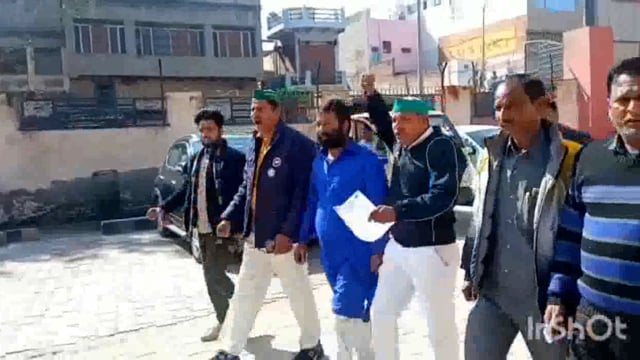 भाकियू टिकेत के कार्यकर्ताओ ने नगर निगम मथुरा का किया घेराव सौंपा ज्ञापन