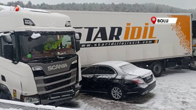Bolu'da Kar Yağışı Sebebiyle Kayganlaşan Yolda 6 Araç Zincirleme Kazaya Karıştı