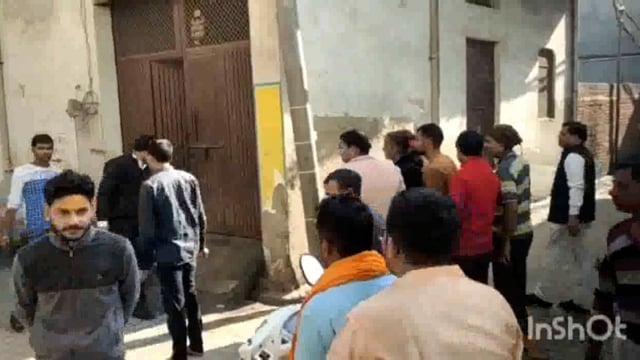 गोवर्धन में बड़े सिलेंडर से छोटे सिलेंडर में  गैस भरते वक्त गलियों में दौड़ी आग वीडियो हुआ वायरल