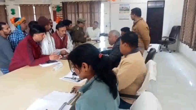 तहसील समाधान दिवस में आए फरियादियों की खैर एसडीएम ने सुनी समस्याएं