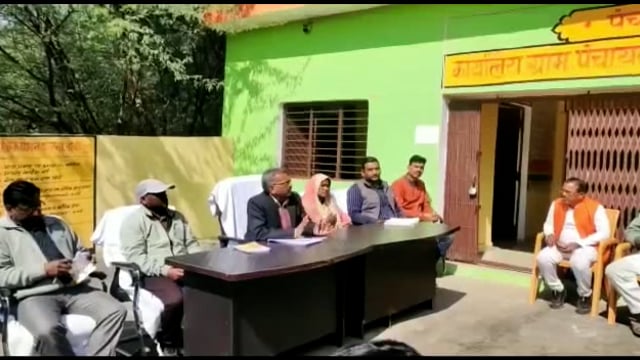 खप्टिहा कलां गांव में ग्राम चौपाल लगाकर अधिकारियों ने सुनी ग्रामीणों की समस्यायों को