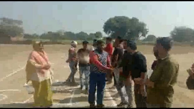 खप्टिहा कलां में सोनालिका प्रीमियम क्रिकेट टुनामेंट के उद्घाटन मैच में पिपरहरी की टीम ने गढ़ा की टीम को 34 रन से हराया