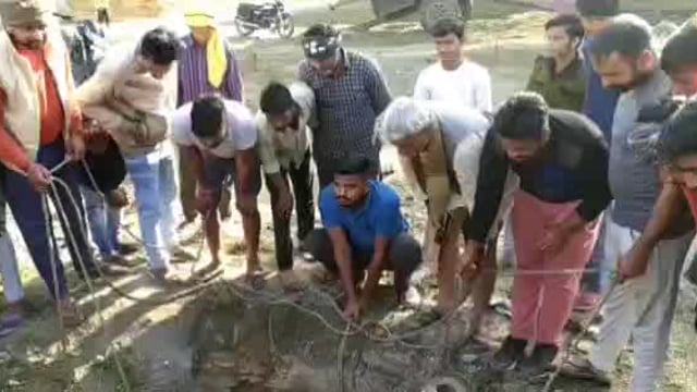 गहरे कुएं में गिरी आवारा गाय सूचना पर पहुंचे विहिप कार्यकर्ताओं ने किया रेस्क्यू बचाई गाय की जान

