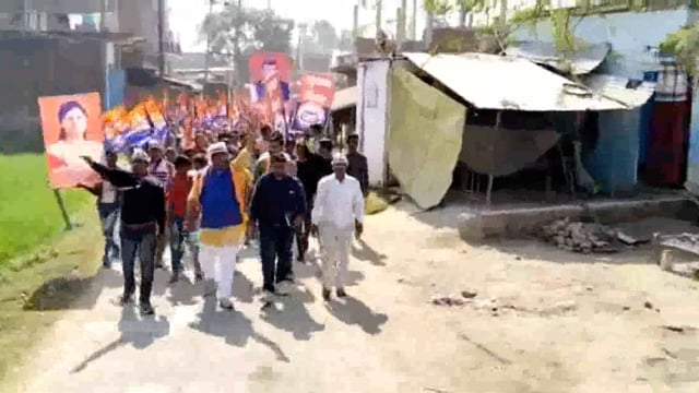 अपना दल (एस) जय कौशल ने निकाली परिवर्तन पद यात्रा
लगातार पद यात्रा से अन्य उम्मीदवारों को चढ़ा बुखार! 
