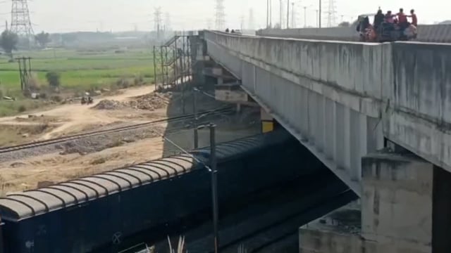 इरादतगंज फ्लाईओवर के नीचे रेलवे ट्रैक के किनारे पाया गया शव#Prayagraj 