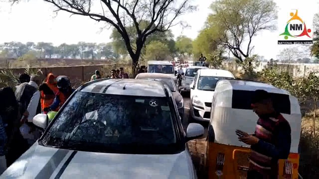 पूर्णिमा पर दर्शन करने को राधारानी मंदिर पहुंचे श्रद्धालु भक्तों की भीड़ से राधारानी मार्ग पर बनते रहे जाम के हालात। 