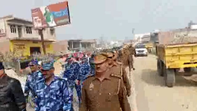 आगामी त्योहारों को लेकर डुमरियागंज पुलिस 91 बटालियन RAF लखनऊ द्वारा थाना क्षेत्र के विभिन्न स्थानों पर किया गया पैदल गस्