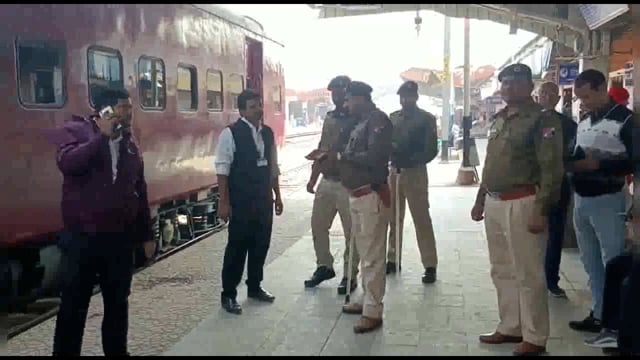 जिले के क्यूल रेलवे स्टेशन पर एडीआरएम आधार राज ने किया औचक निरीक्षण