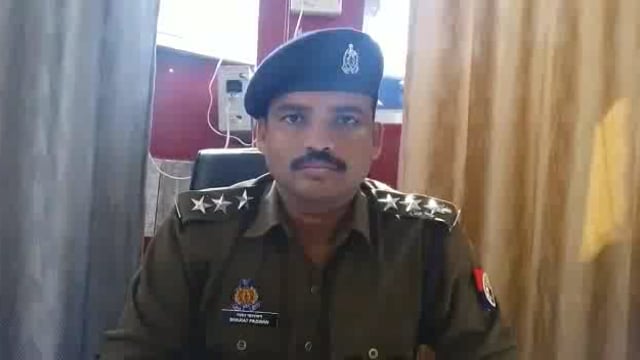 एटीएम कार्ड से बैंकों को चूना लगाने वाले अभियुक्तों को अजीतमल पुलिस ने किया गिरफ्तार भेजा जेल जानकारी देते co भरत पासवान