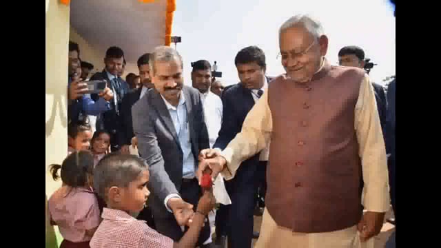 मुख्यमंत्री मनिया प्राथमिक विद्यालय के छात्रों के कविता सुनते