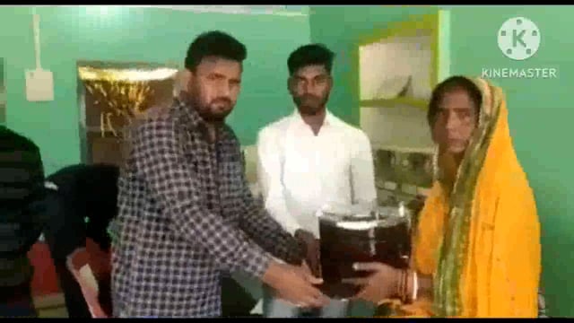 फुल्लीडुमर प्रखंड के खेसर पंचायत में एनजीओ के द्वारा वार्ड सदस्य की अध्यक्षता में धुआं रहित चूल्हा का किया गया वितरण