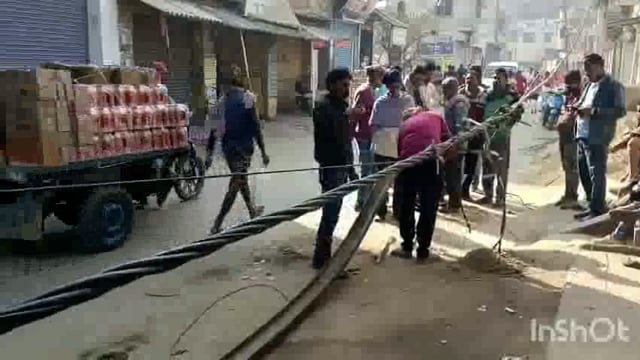 लखीसराय शहर के k.s.s. कॉलेज के समीप ट्रक ने पोल में मारी टक्कर बिजली का पोल हुआ क्षतिग्रस्त बिजली आपूर्ति हुई बाधित