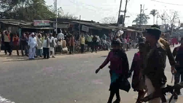 मुख्यमंत्री के काफिले को देखने के लिए सूर्यगढ़ा  के पटेल चौक पर उपस्थित जदयू एवं राजद के कार्यकर्ता एवं अन्य लोग 