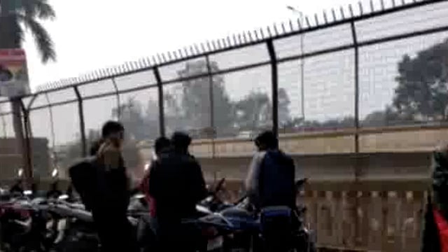 बांसी माघ मेले में प्रशासन की लापरवाही आई सामने जर्जर पुलिया को बना दिया साइकिल स्टैंड ।