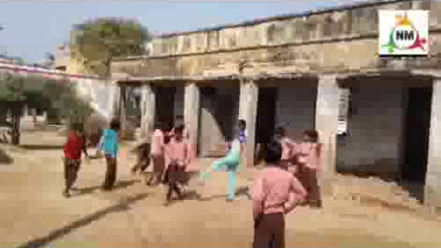 पानीगांव के माध्यमिक विद्यालय परिसर में खड़ा 30 साल पुराना पंचायती जर्जर भवन बड़े हादसे को दे रहा: निमंत्रण।