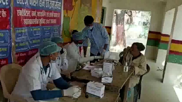 ग्रामीण क्षेत्र में द हेरिटेज नर्सिंग होम के द्वारा लगाया गया निशुल्क जांच शिविर भारी संख्या में पहुंची भीड़