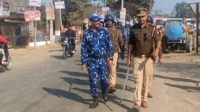 त्रिलोकपुर पुलिस के साथ रैपिड एक्शन फोर्स ने थाना क्षेत्र के विभिन्न स्थानों पर किया मार्च