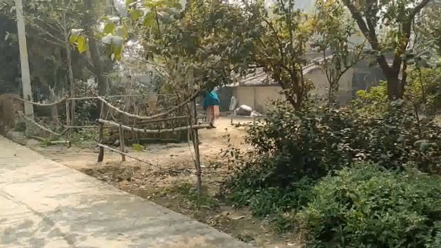 महनुआं खास गांव के लोगों ने गाँव के कुछ लोगों द्वारा रास्ता बंद करने पर डुमरियागंज थाने में की शिकायत ।