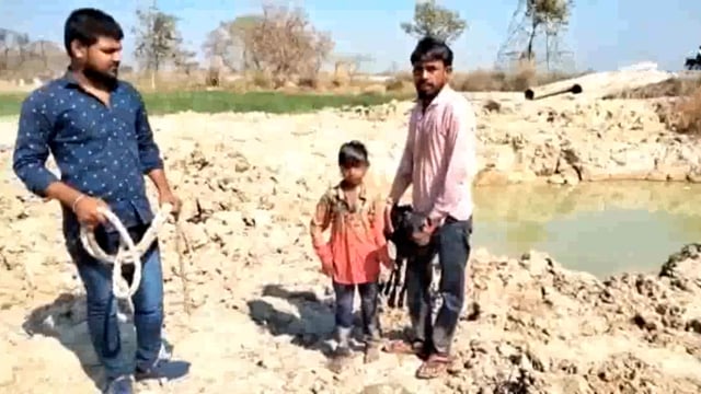 गैस पाइप लाइन बिछाने के लिए खोदे गड्ढे में मासूम गिरा, बाल बाल बची जान
ग्रामीणों ने जमकर किया विरोध लगाये नारे
