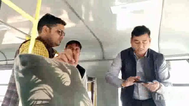 एक स्कूली बस और कार का एक जैसा नंबर होने के चलते हुआ हंगामा मौके पर पहुंचे एआरटीओ मामले की जांच में लगे