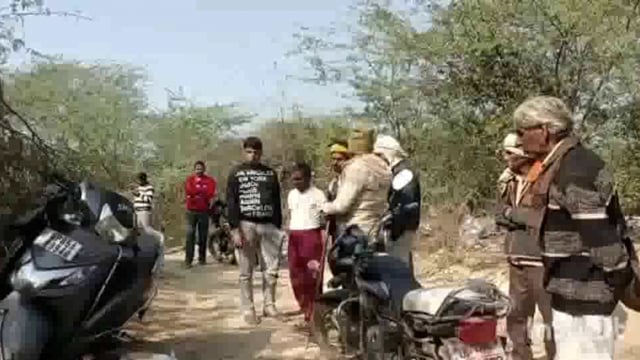 पीएमबी के जंगलों में व्यक्ति का शव पेड़ पर लटका मिला मचा हड़कंप पुलिस लगी मामले की जांच में