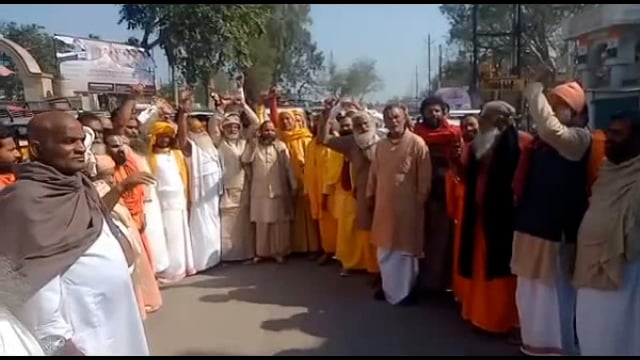 साधु संतों ने सपा नेता स्वामी प्रसाद मौर्य के खिलाफ कोतवाली में तहरीर देकर कार्रवाई करने की मांग की।