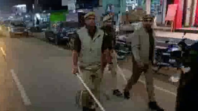 SP द्वारा कानून एवं शांति-व्यवस्था बनाये रखने हेतु थाना सिद्धार्थनगर कस्बा सिद्धार्थनगर में किया गया पैदल गस्त