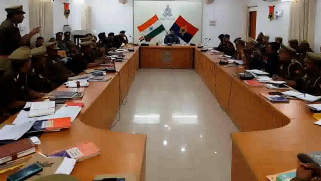 अपराध व अपराधियों पर प्रभावी नियंत्रण व शांति व्यवस्था बनाए रखने को लेकर SP ने पुलिस लाइन में पुलिसकर्मियों के साथ की बै