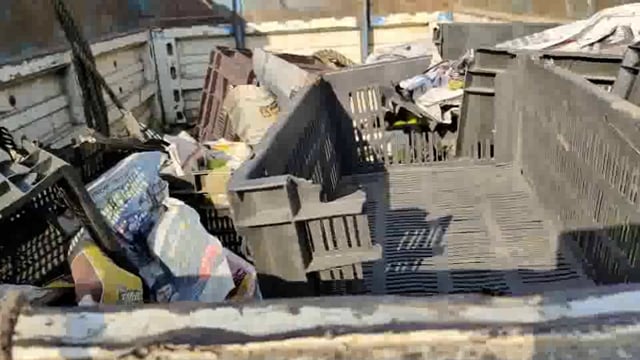 फल लदे पिकअप अनियंत्रित होकर खाई में पलटी, चालक हुआ घायल