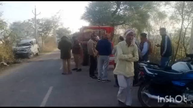 सोंख कुम्हेर रोड पर ट्रेक्टर व गाडी के बीच हुई जबरदस्त भिड़ंत गाडी के उड़े परखच्चे ड्राइवर हुआ घायल.