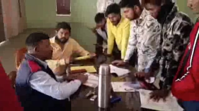तरबगंज ब्लाक सभागार में कैंप लगाकर लिया गया युवाओं का आवेदन युवाओं ने कराया पंजीकरण