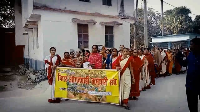 अमरपुर प्रखंड मुख्यालय में आंगनबाड़ी सेविकाओं और सहायिकाओं ने अपनी मांगों को लेकर किया हल्ला बोल