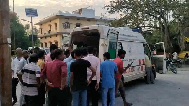 खोरिया रघुवीर सिंह में कागज पर मोबाइल नंबर लिखकर फेंकने के मामले में दो पक्षों में जमकर मारपीट 3 लोग घायल