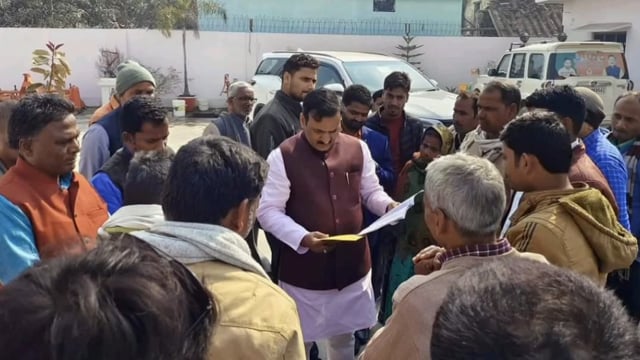 पूर्व बेसिक शिक्षा मंत्री सतीश द्विवेदी ने शनिचरा स्थित अपने आवास पर क्षेत्रवासियों की सुनी समस्या।