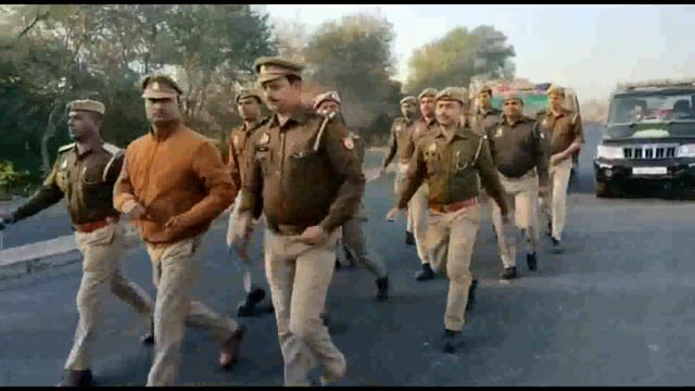 चिल्ला पुलिस ने चिल्ला कस्बें में ग्लोबल इन्वेस्टर्स समिट 2023 को देखते हुए पैदल मार्च किया