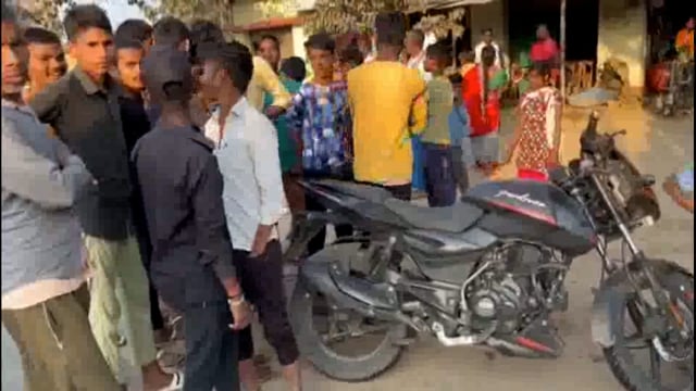 अनियंत्रित होकर बाइक पलटने से दो लोग हुए घायल