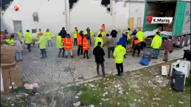 AK Partili Gençler Depremzedeleri Yalnız Bırakmıyor