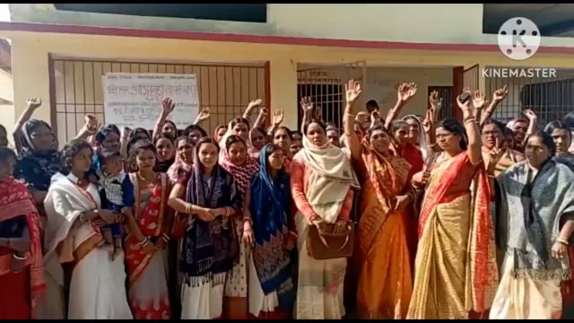 अपनी मांग को लेकर प्रखंड आंगनवाड़ी सेविका एवं सहायिका ने बाल विकास परियोजना पदाधिकारी फुल्लीडुमर के समक्ष किया प्रदर्शन