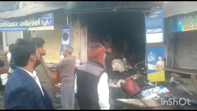 डीग अड़ा इस्थित इलेक्ट्रोनिक शोरूम में लगी आग लाखों का सामान जलकर हुआ खाख ।