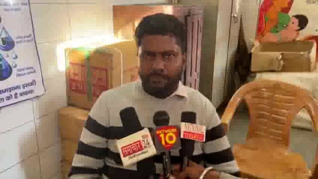 अमापुर बनुपुरा  के समीप  हुई सडक दुर्घटना में मामले की जानकारी देते CHC प्रभारी संदीप राजपूत 