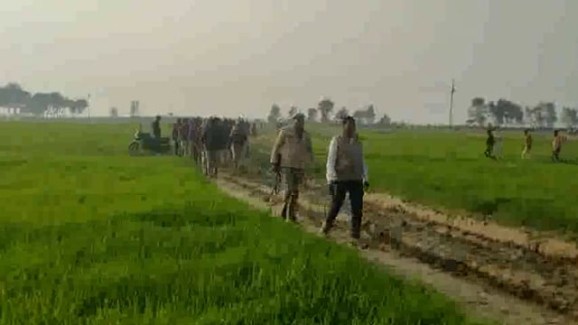 धोबहा गांव में पुलिस ने चिता से उठाया विवाहिता का शव ।