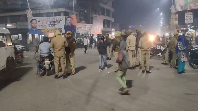 इटवा पुलिस ने इटवा चौराहे पर चलाया चेकिंग अभियान यातायात नियमों का उल्लंघन करने वाले के काटे चालान