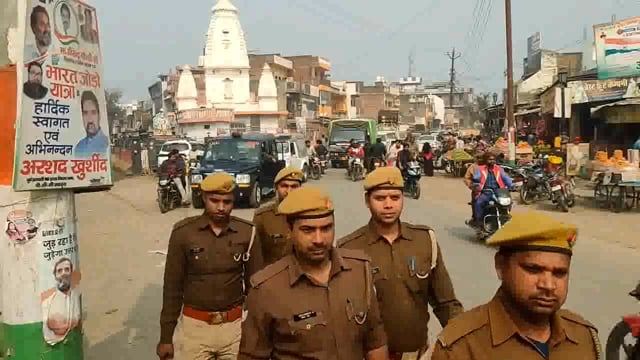SP के निर्देश पर डुमरियागंज पुलिस द्वारा थाना क्षेत्र के विभिन्न स्थानों पर किया गया पैदल गस्त